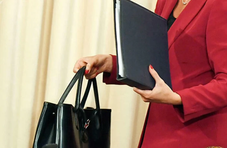 21 məktəb direktoru işdən çıxarıldı