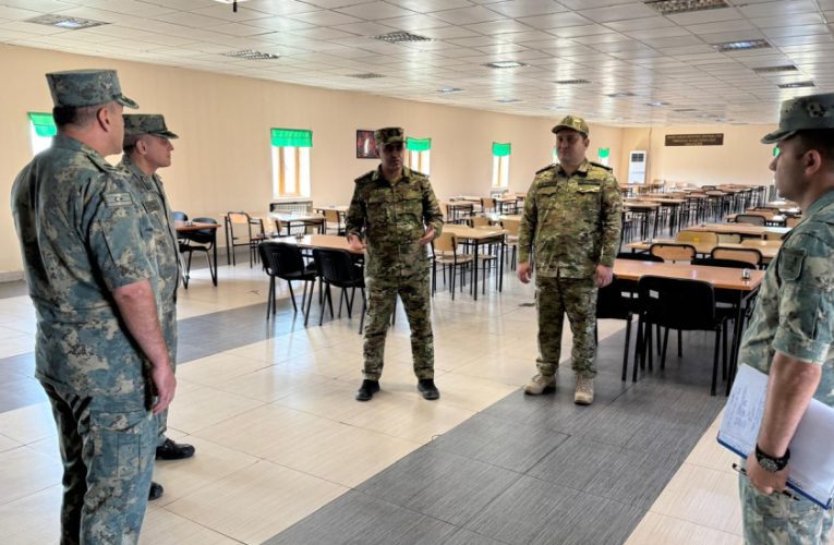 Hərbi prokur Hikmət Mirzəyevlə birlikdə əsgərlərlə görüşdü