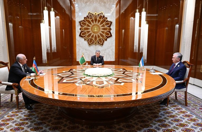 Əli Əsədov Berdiməhəmmədov və Mirziyoyevlə üçtərəfli görüş keçirdi