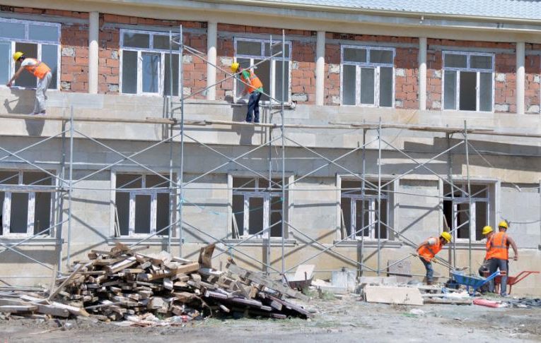 Bakıda 10 məktəbdə tikinti və təmir işləri aparılır