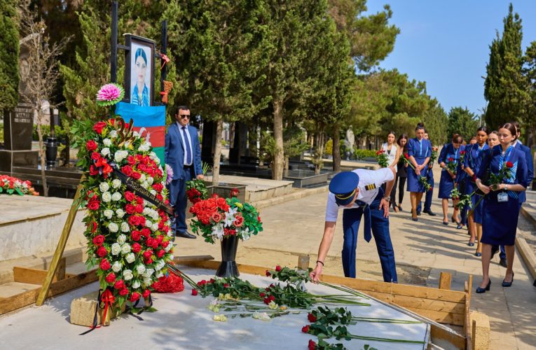 AZAL rəhbərliyi Hökumə Əliyevanın məzarını ziyarət etdi