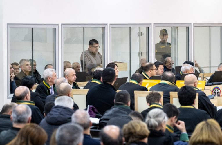 Bıçağı uşaqlarımın boğazına söykəməklə mənə iztirab verirdilər..