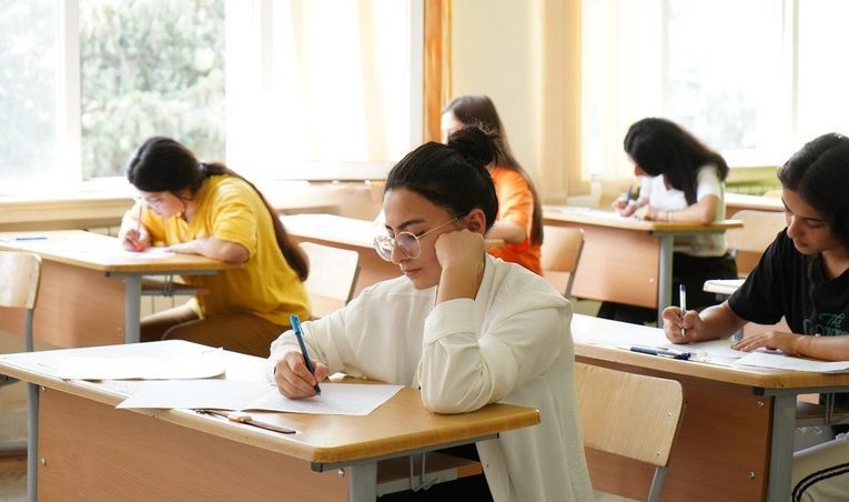 Jurnalistika ixtisasına qəbul üçün abituriyentlər qabiliyyət imtahanı verib