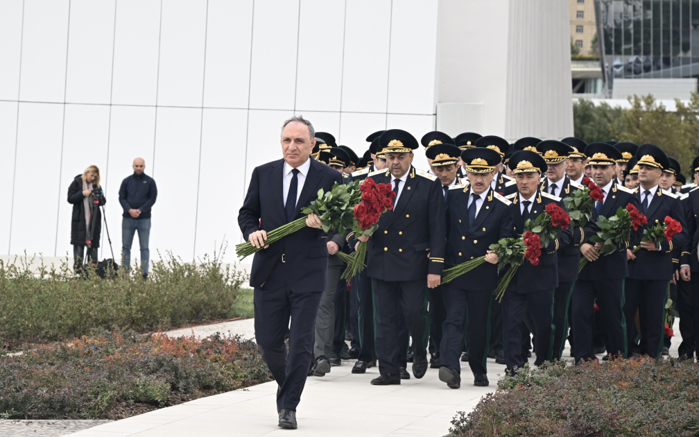 Baş Prokurorluğun rəhbərliyi Zəfər parkında – FOTOLAR