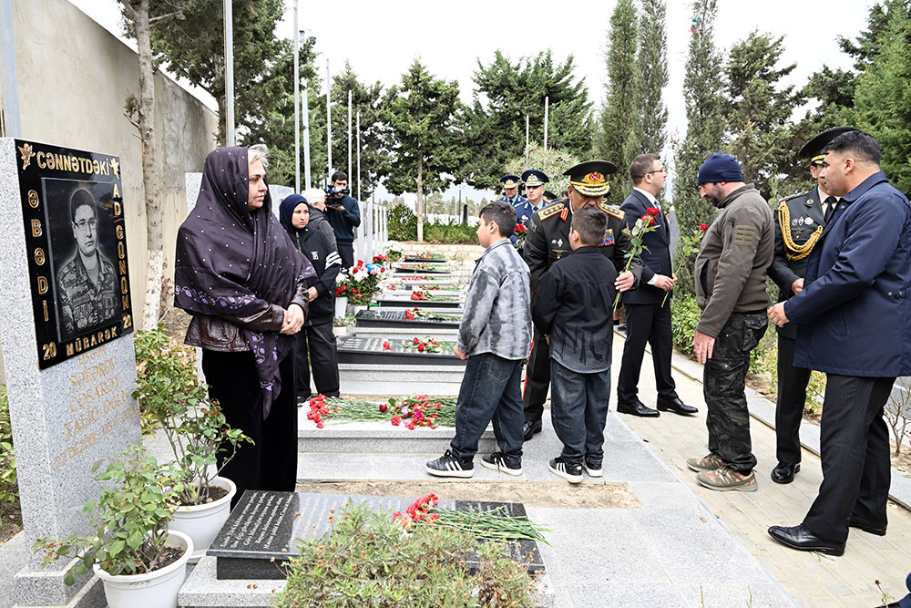 Zakir Həsənov şəhidlərin məzarlarını ziyarət etdi – FOTOLAR