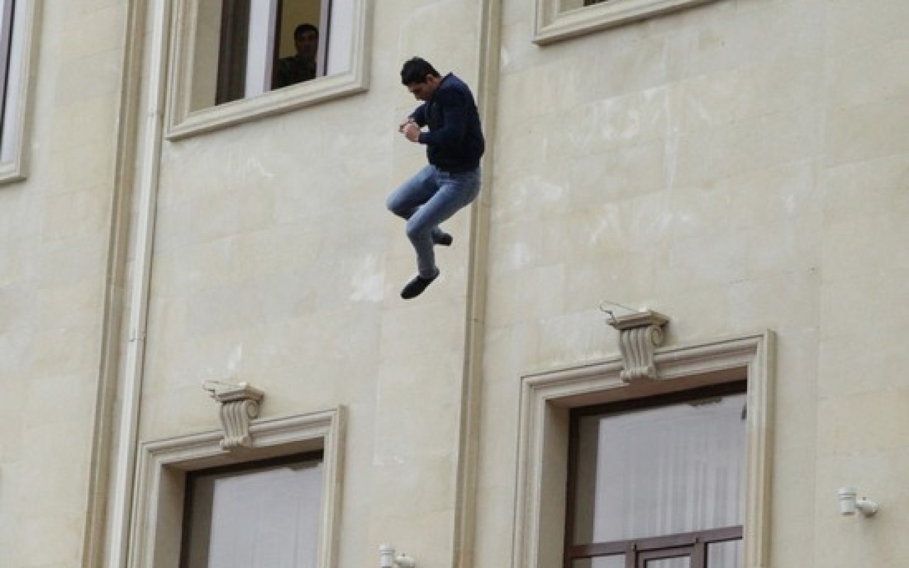 Ağstafada kişi özünü xəstəxananın ikinci mərtəbəsindən atdı