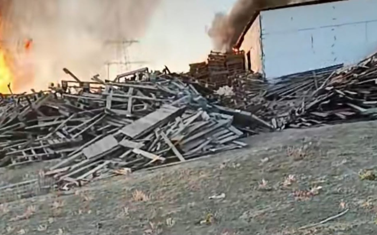 Binəqədidə taxta yığılmış ərazidə yanğın başlayıb – FOTO