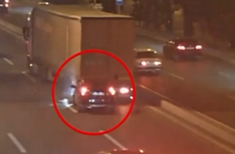 Geriyə hərəkət edən yük avtomobili qəzaya səbəb oldu – VİDEO