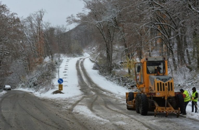Sürücülərin nəzərinə! – Bu ərazilərdə yollar buz bağlayıb