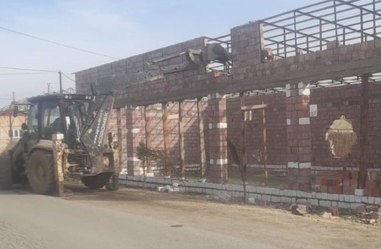 Füzulidə qanunsuz tikili söküldü – VİDEO