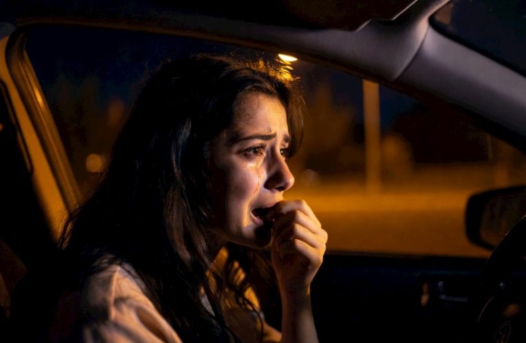 Bakıda 23 yaşlı oğlan ondan ayrılmaq istəyən sevgilisini maşında döydü