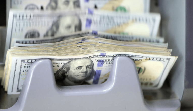 Banklara dollarla əmanət qoyanların sayı azalıb