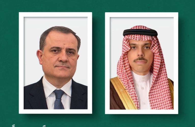 Ceyhun Bayramov həmkarı ilə regionu müzakirə etdi 