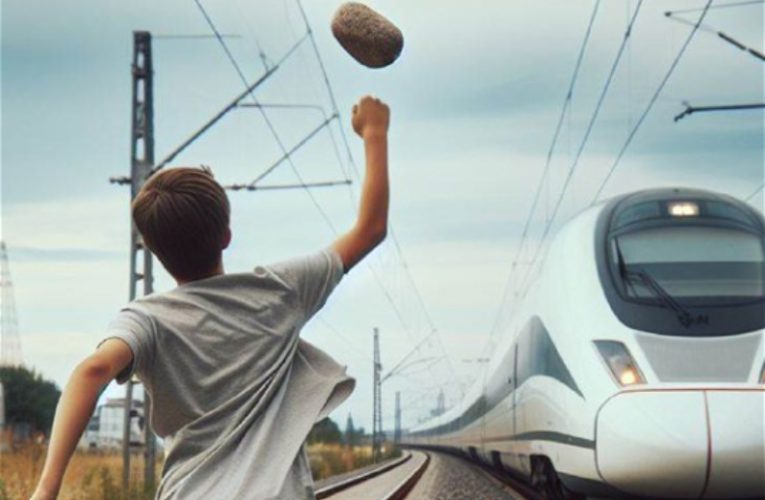 Sürət qatarına daş atan yeniyetmələr polisə çağırıldı