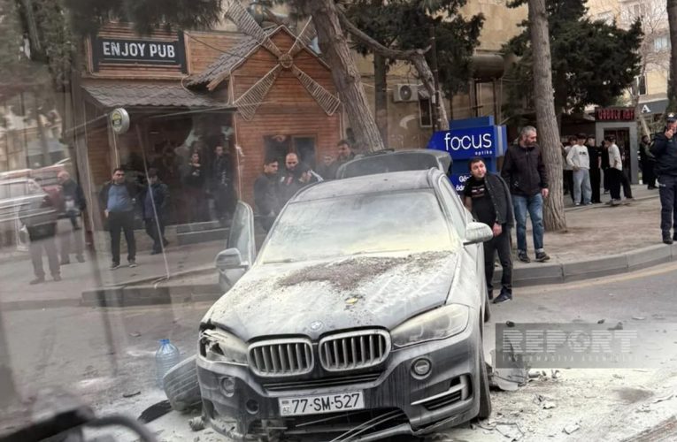 Bakıda qəza oldu, BMW yandı