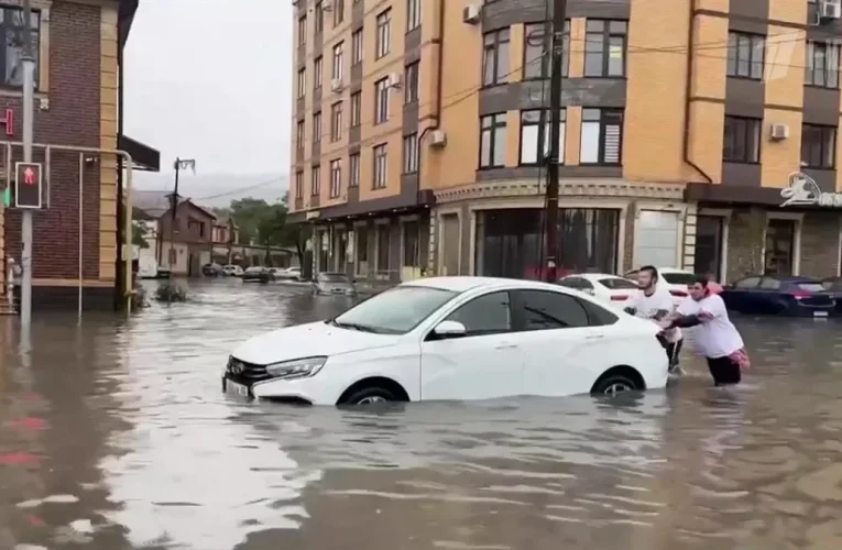 Güclü yağışlar Dağıstanda həyatı iflic etdi