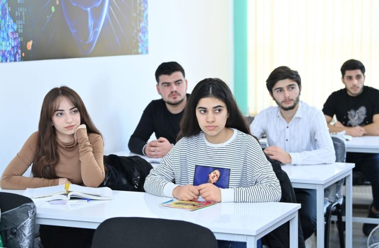Universitet gecikdirdiyi təqaüdə görə tələbəyə faiz ödəsin – TƏKLİF