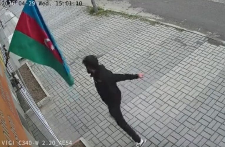 Bayrağa hörmətsizlik edən şəxsi polis saxladı – VİDEO – YENİLƏNİB