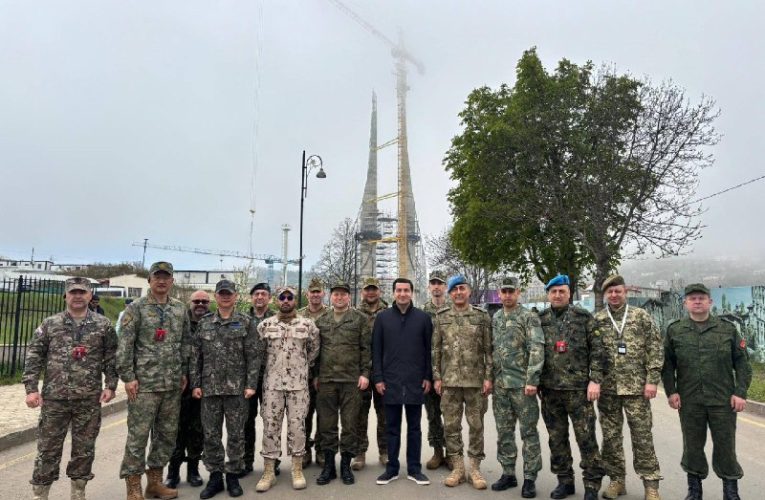 Hikmət Hacıyev Şuşadan hərbi attaşelərlə foto paylaşdı