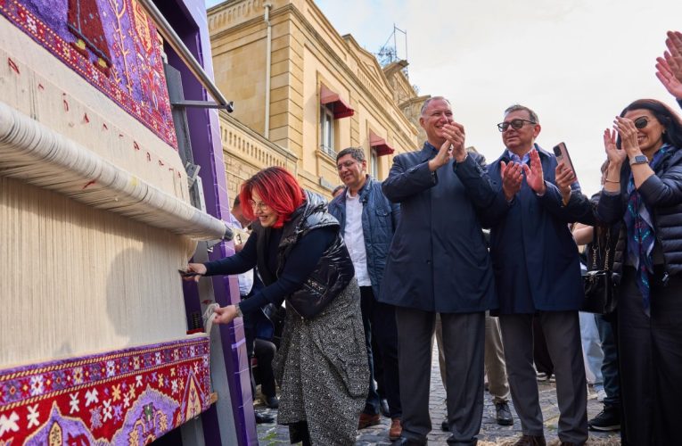 Aktual
                                                
                                                    Bu gün, 11:44                                                
                                            
                                            
                                                
Azercell Beynəlxalq Xalça Festivalında xalçasını təqdim edib