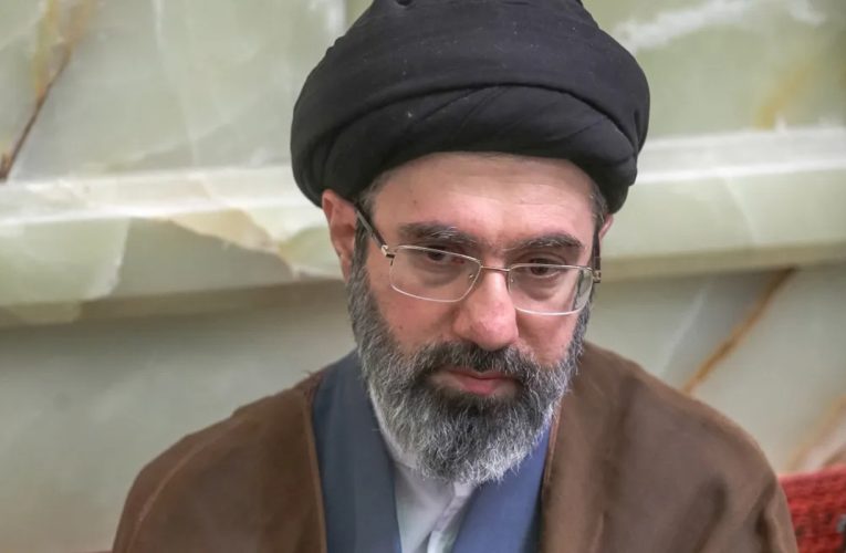 ABŞ kəşfiyyatı Xameneinin yerini tapa bilmir: üzü, qolu, gövdəsi yanıb