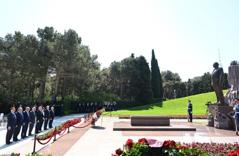 Konstitusiya Məhkəməsinin kollektivi Ulu Öndərin məzarını ziyarət etdi