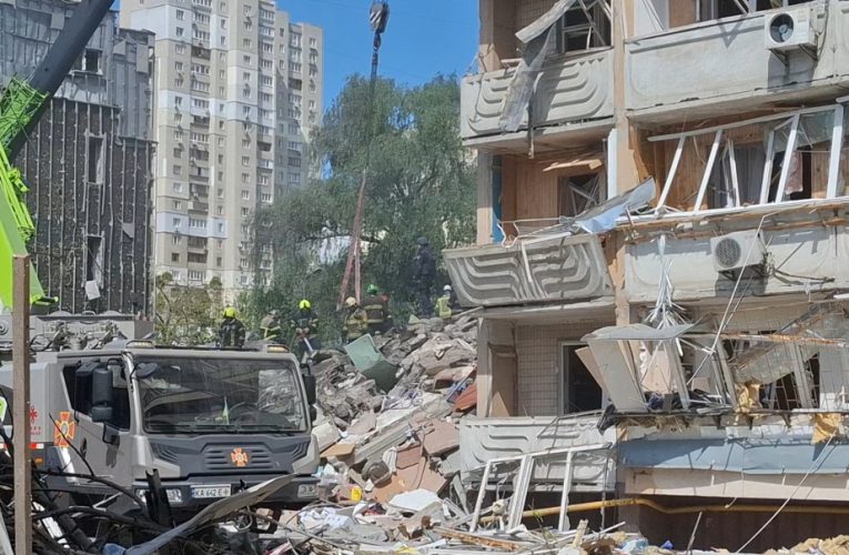 Kiyevə hava zərbəsi nəticəsində yaşayış binası çökdü