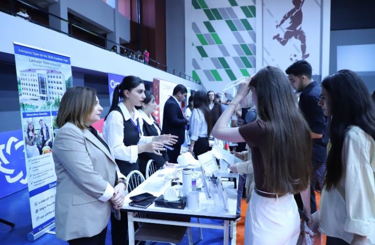 Məzun yarmarkası keçirilib