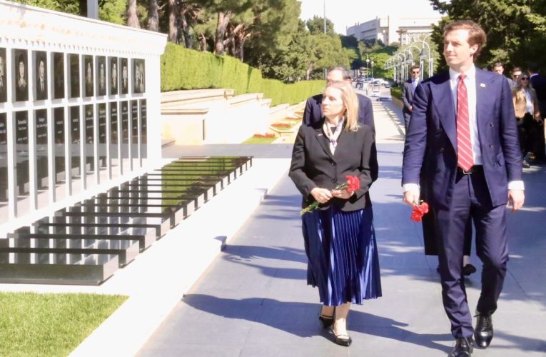 ABŞ Dövlət katibinin köməkçisi Şəhidlər xiyabanını ziyarət etdi