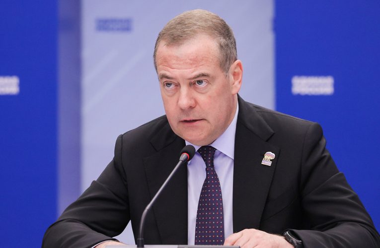 Medvedev: Paşinyan seçkiqabağı rəqiblərini sıradan çıxarır