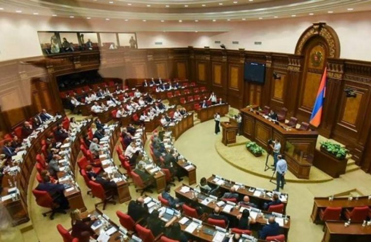 Ermənistanda 4 deputatlığa namizəd axtarışa verildi, 2-si həbs olundu