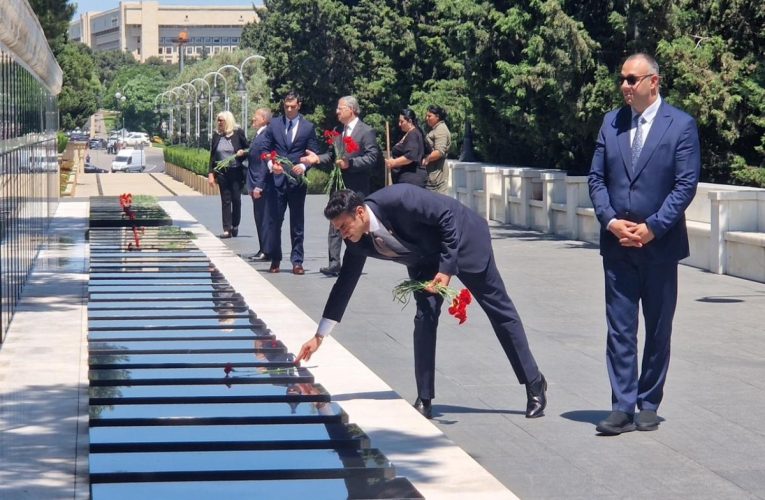 ABŞ-ın nümayəndə heyəti Şəhidlər xiyabanında – FOTO