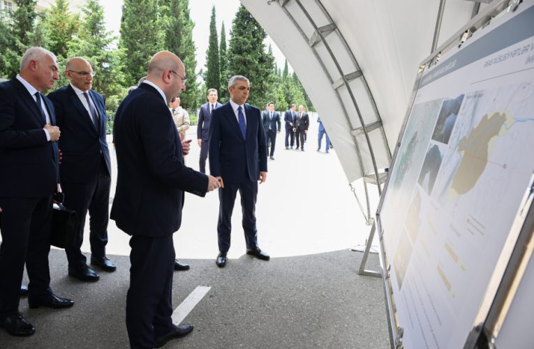 Samir Nuriyev nazirlərlə Ağdərə şəhərinin Baş planı ilə tanış olub