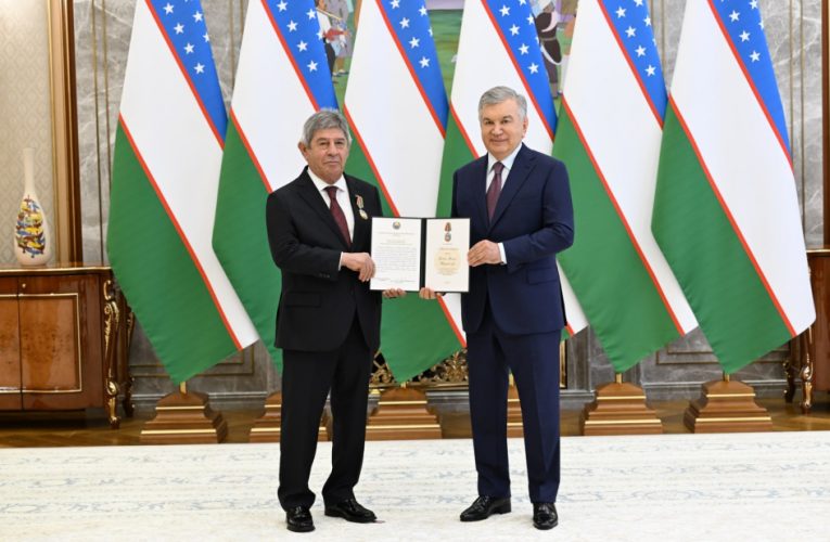 Şavkat Mirziyoyev Azərbaycanın səfirini təltif etdi – FOTO